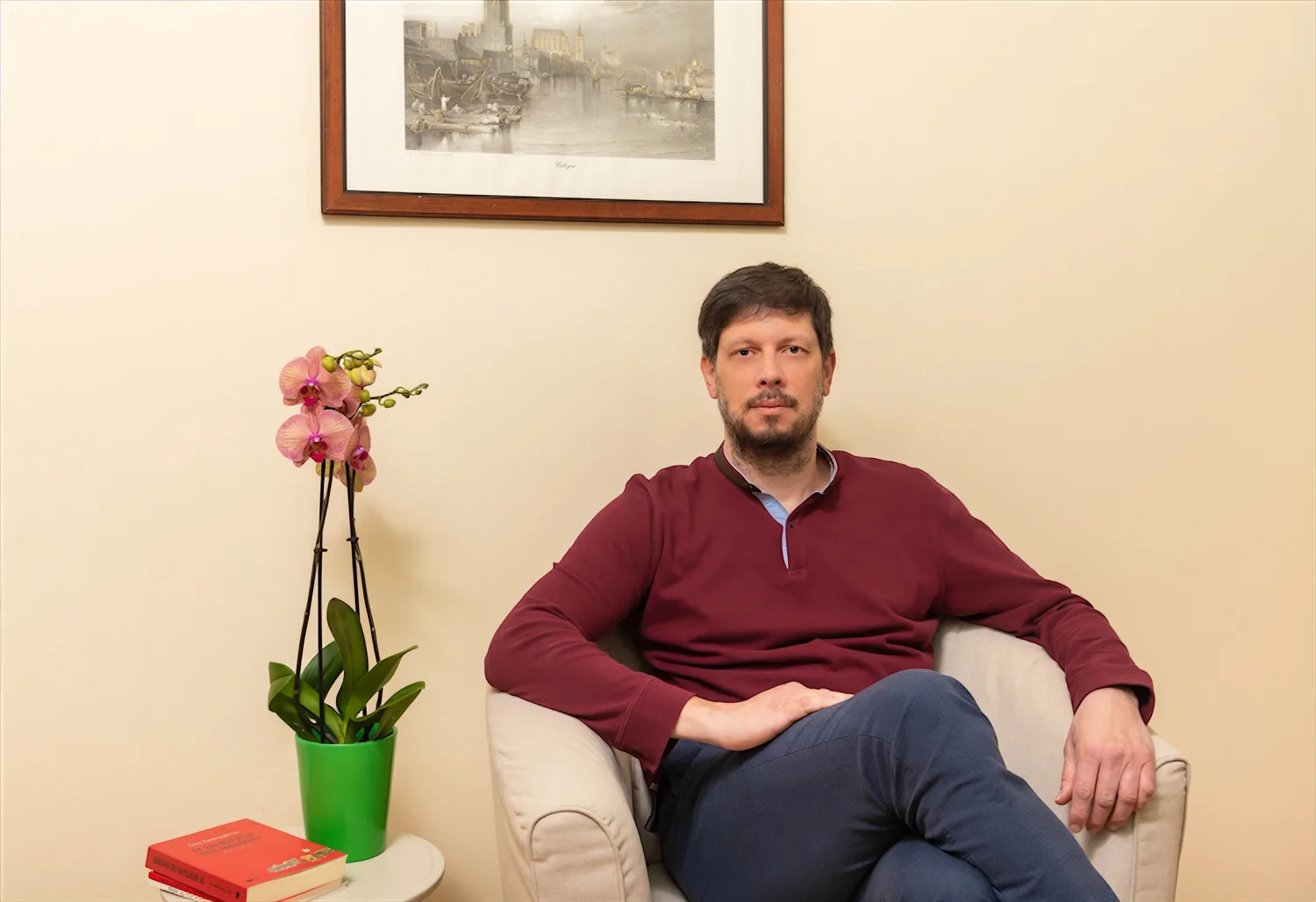 Ο Ηλίας Τσάλλης στο γραφείο του στο Περιστέρι